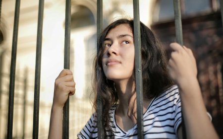 Prisão de ativistas no Paquistão: cerco à liberdade de expressão sob a mira do PECA